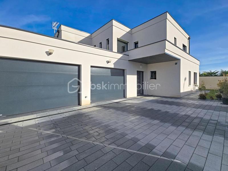 Maison - 220 m² - 6 pièces