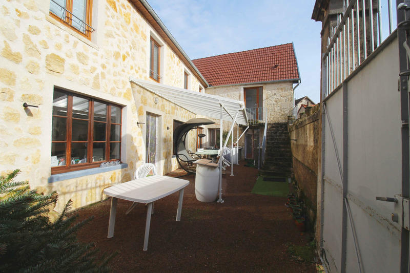 Maison - 319 m² - 12 pièces