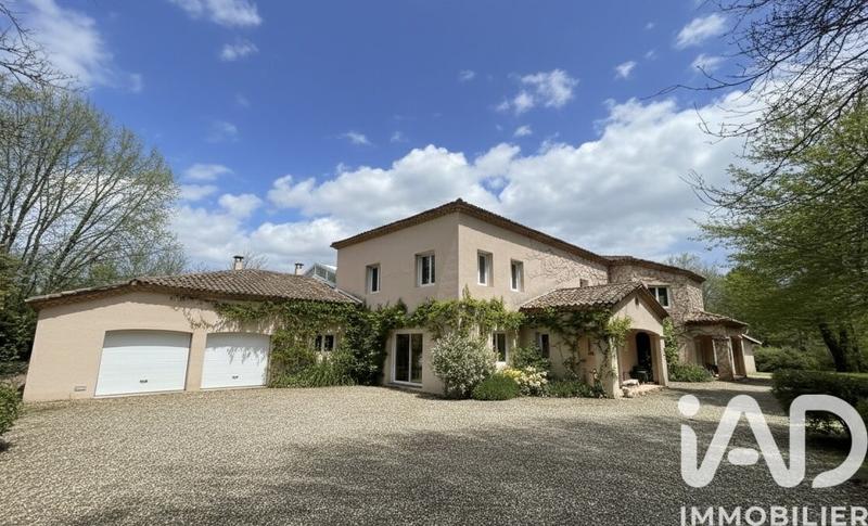 Maison - 370 m² - 8 pièces