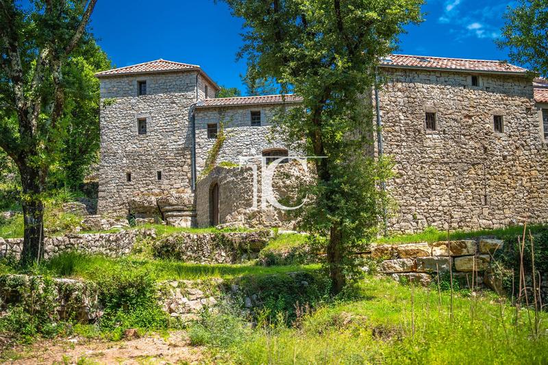 Maison - 305 m² - 14 pièces