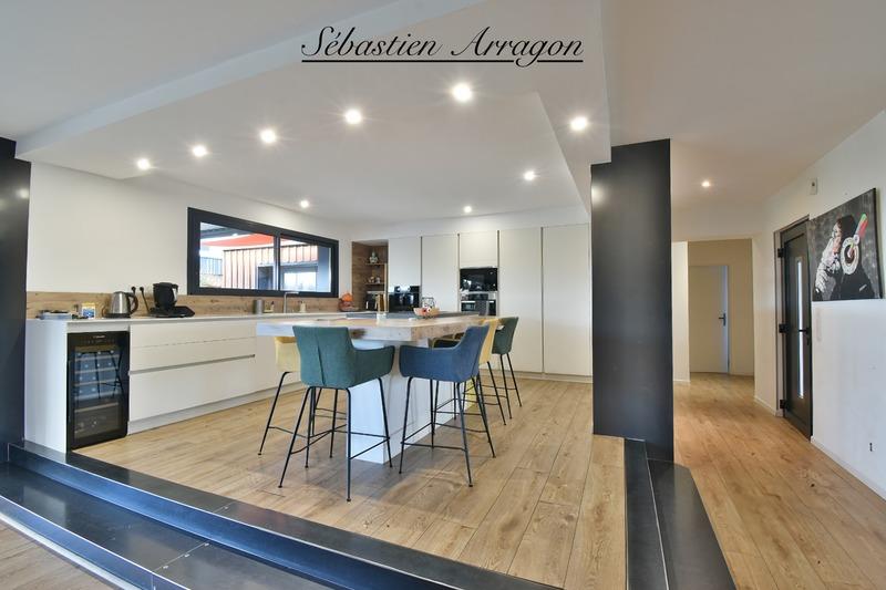 Maison - 205 m² - 6 pièces