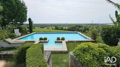 Maison - 332 m² - 6 pièces