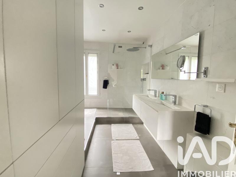 Maison - 240 m² - 8 pièces