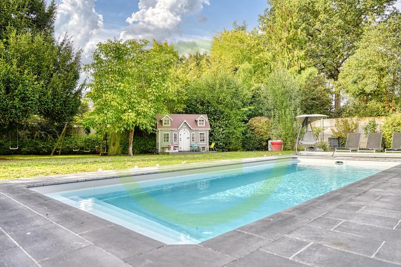 Maison - 233 m² - 9 pièces