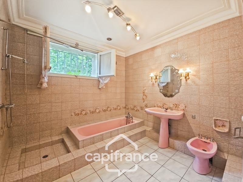 Maison - 235 m² - 7 pièces