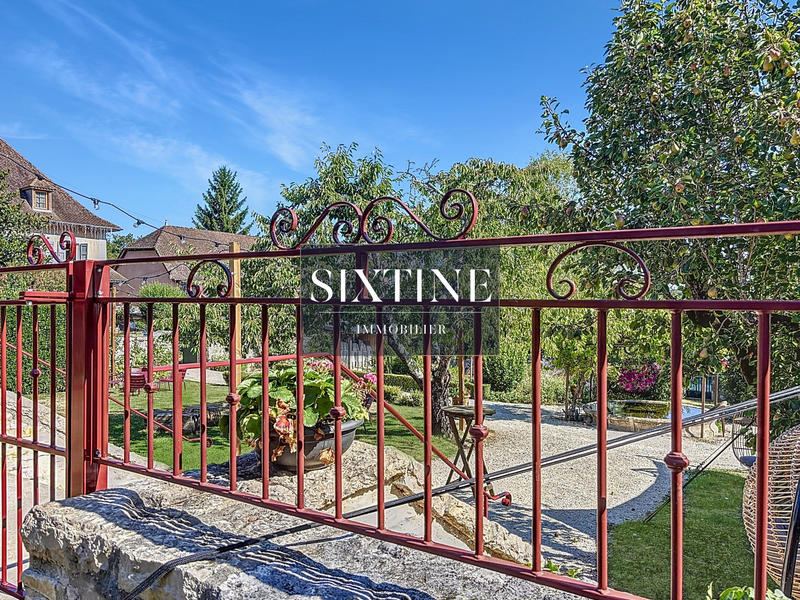 Maison - 3 008 m² - 45 pièces