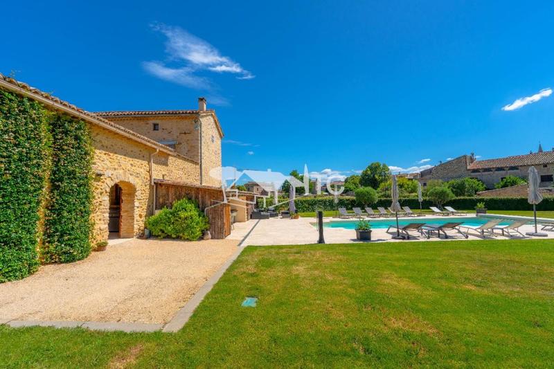 Propriété - 537 m² - 12 pièces