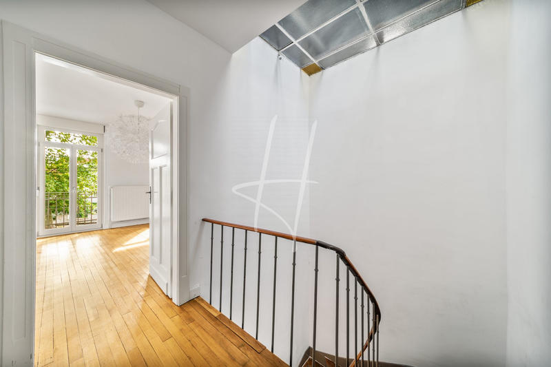 Maison - 220 m² - 9 pièces