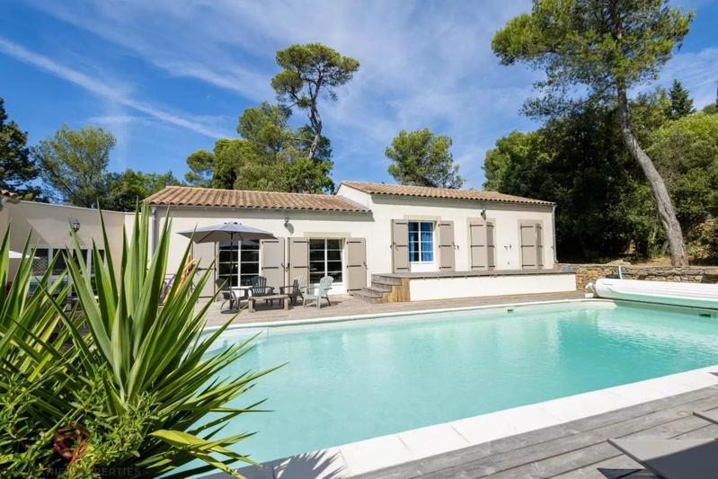 Propriété - 345 m² - 9 pièces