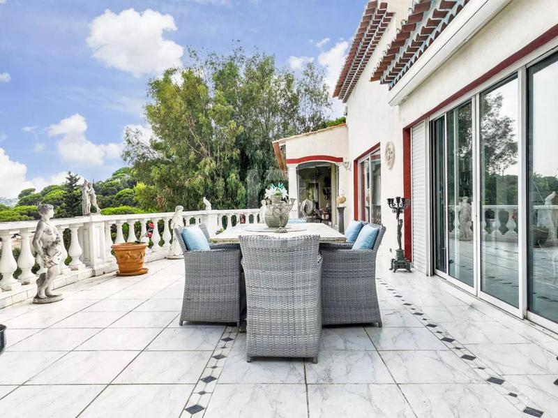 Villa - 439 m² - 8 pièces