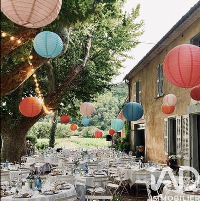 Maison - 817 m² - 5 pièces