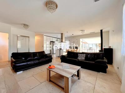 Maison - 230 m² - 7 pièces