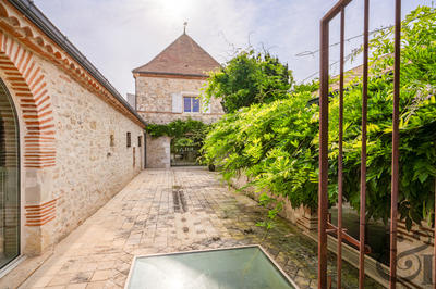 Maison - 769 m² - 8 pièces
