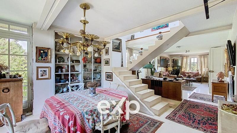 Maison - 242 m² - 7 pièces