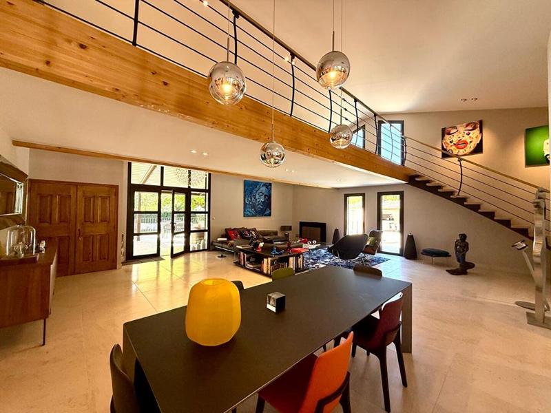 Maison - 300 m² - 6 pièces