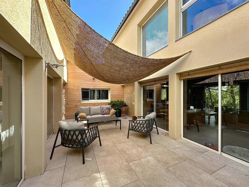 Maison - 320 m² - 9 pièces