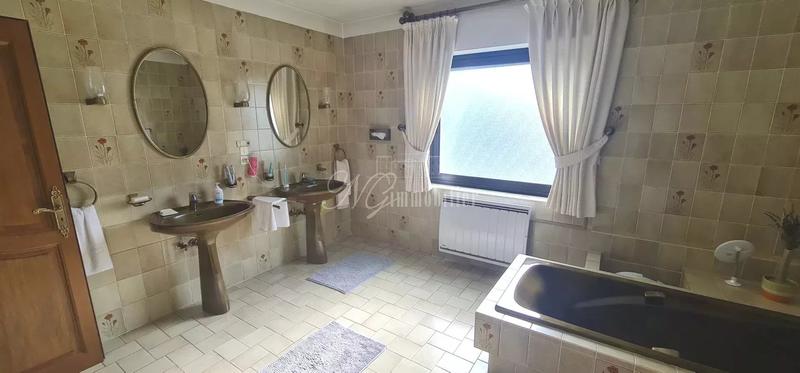 Maison - 208 m² - 9 pièces