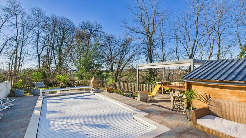 Propriété - 260 m² - 9 pièces