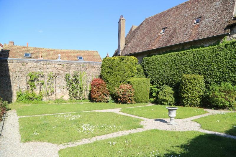 Maison - 240 m² - 8 pièces