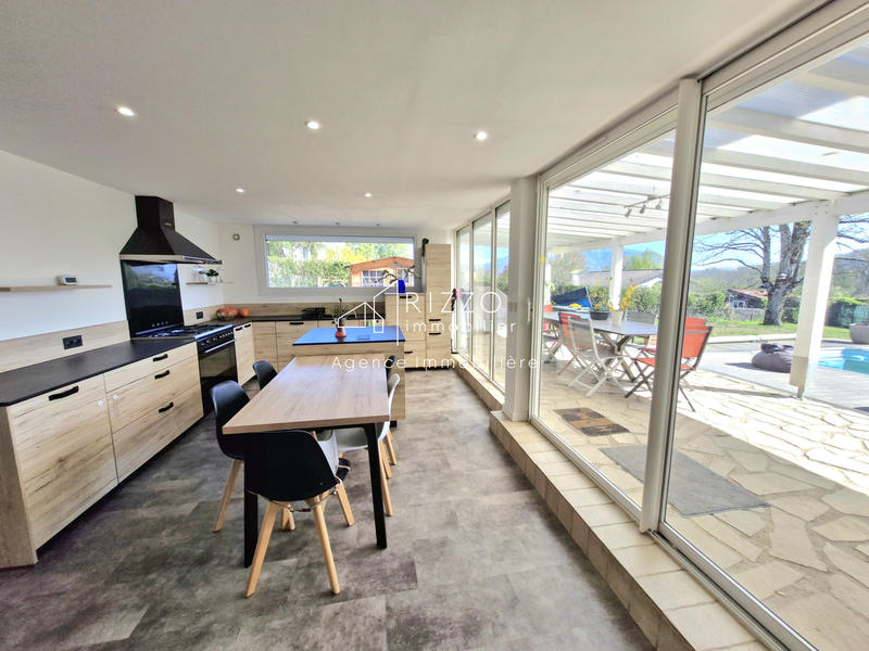 Maison - 240 m² - 7 pièces