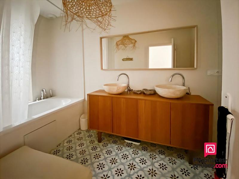 Maison - 240 m² - 9 pièces