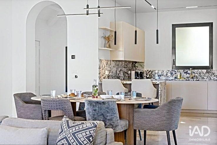 Maison - 222 m² - 5 pièces