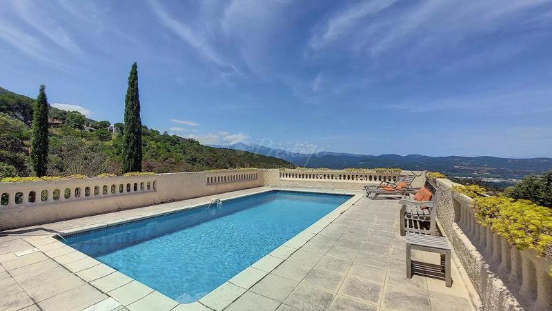 Maison - 210 m² - 7 pièces