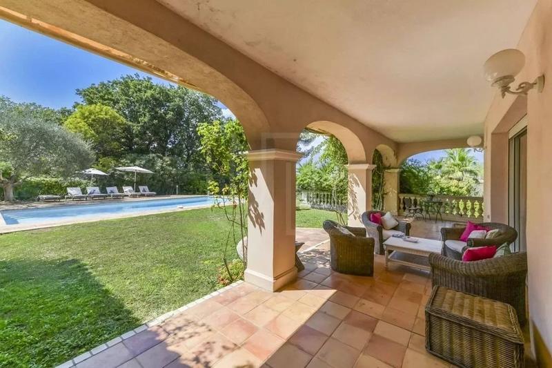 Villa - 282 m² - 6 pièces