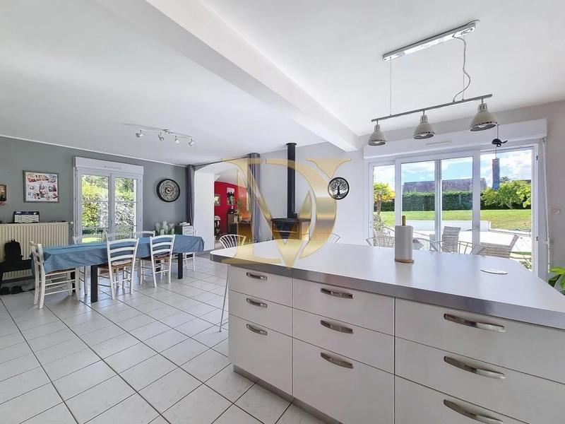 Propriété - 245 m² - 11 pièces