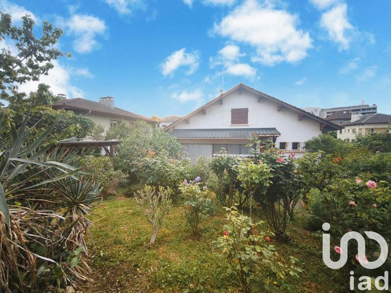 Maison - 240 m² - 6 pièces