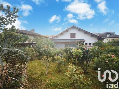 Maison - 240 m² - 6 pièces