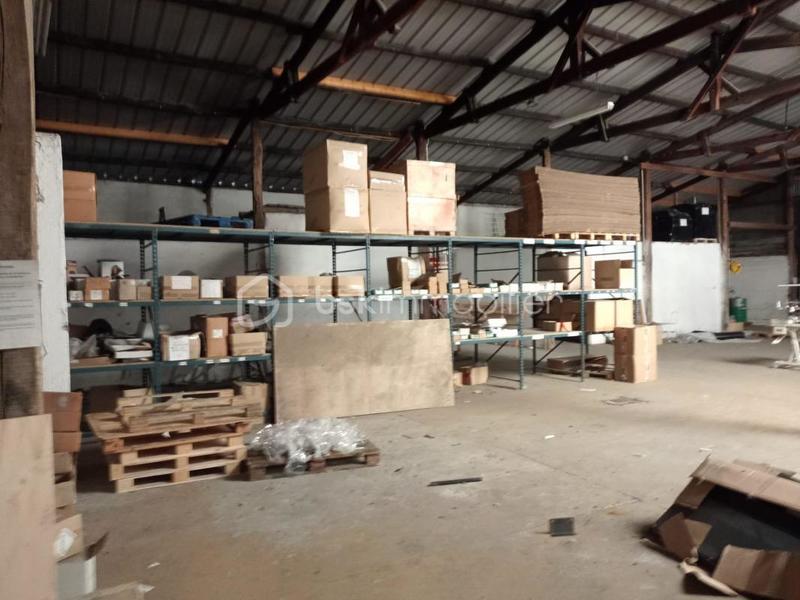 Entrepôt - 1 485 m² - 15 pièces