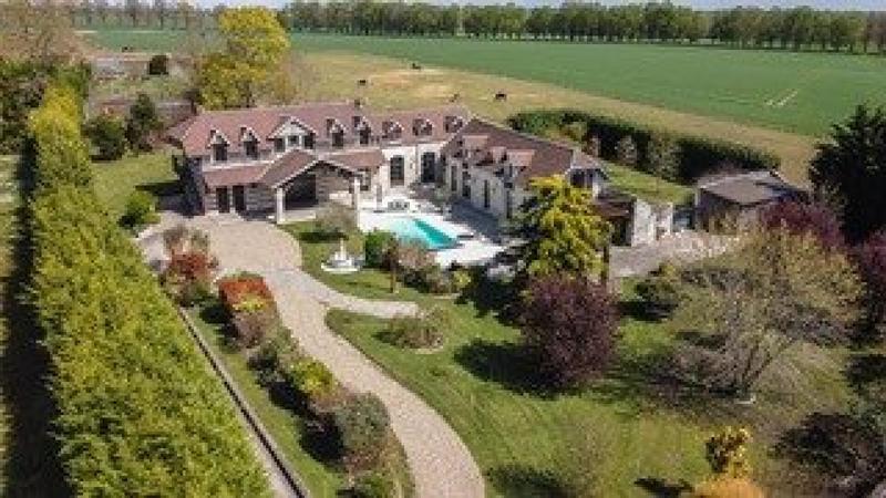 Maison - 335 m² - 12 pièces