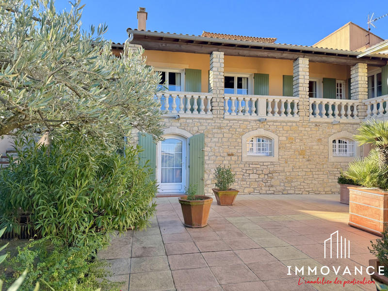 Maison traditionnelle - 311 m² - 11 pièces