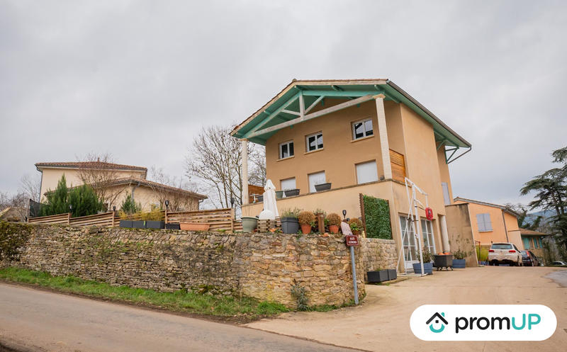 Maison traditionnelle - 260 m² - 8 pièces