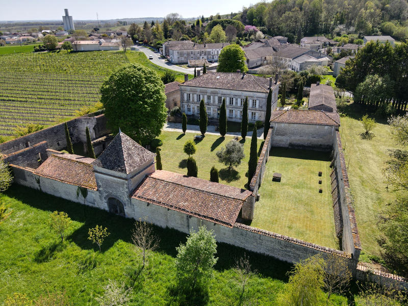 Propriété - 455 m² - 15 pièces