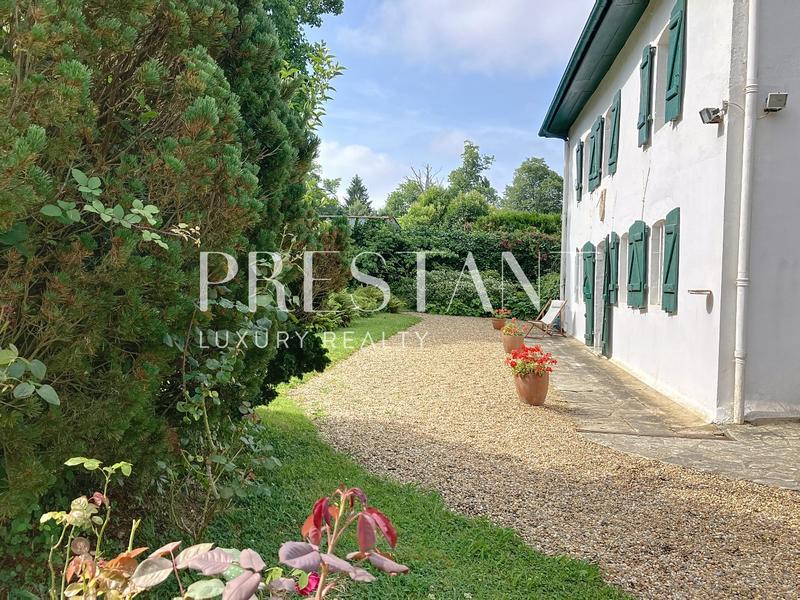 Maison - 285 m² - 7 pièces