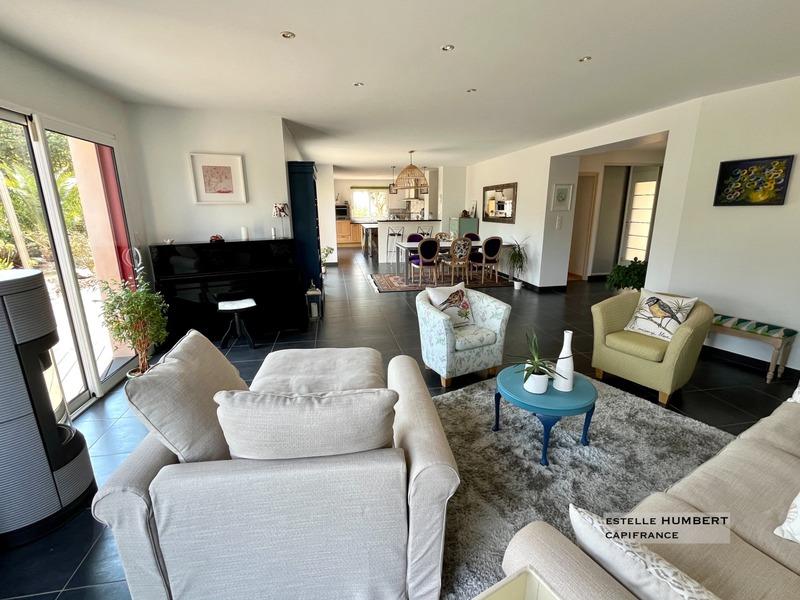 Maison - 223 m² - 8 pièces