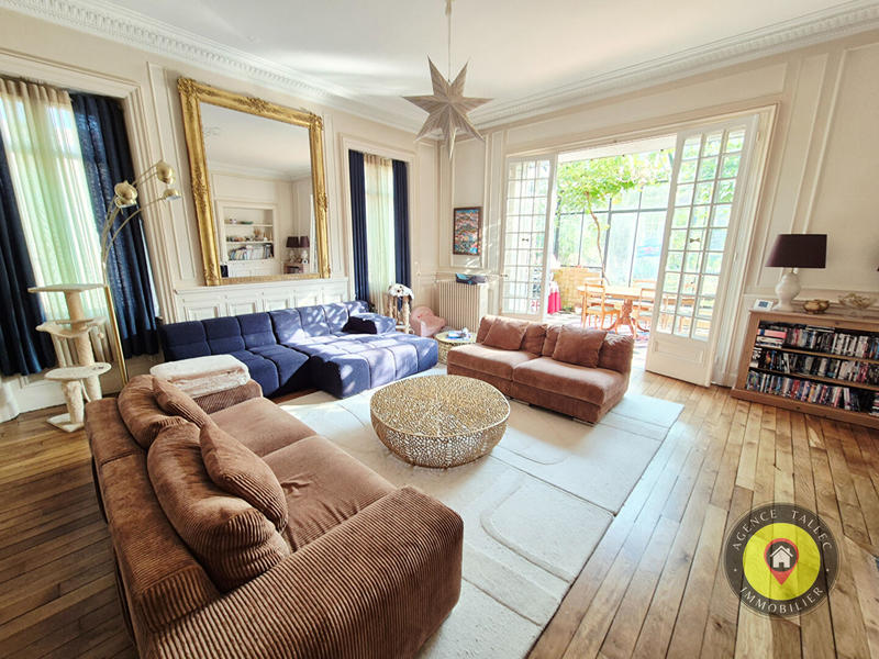 Maison - 484 m² - 11 pièces