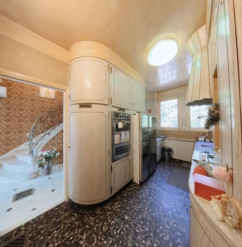 Maison - 325 m² - 11 pièces