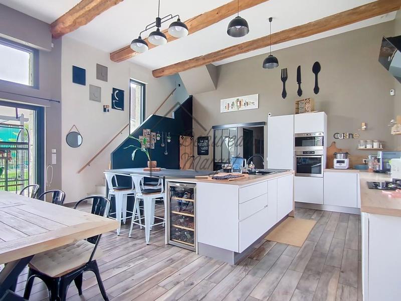 Maison - 210 m² - 8 pièces