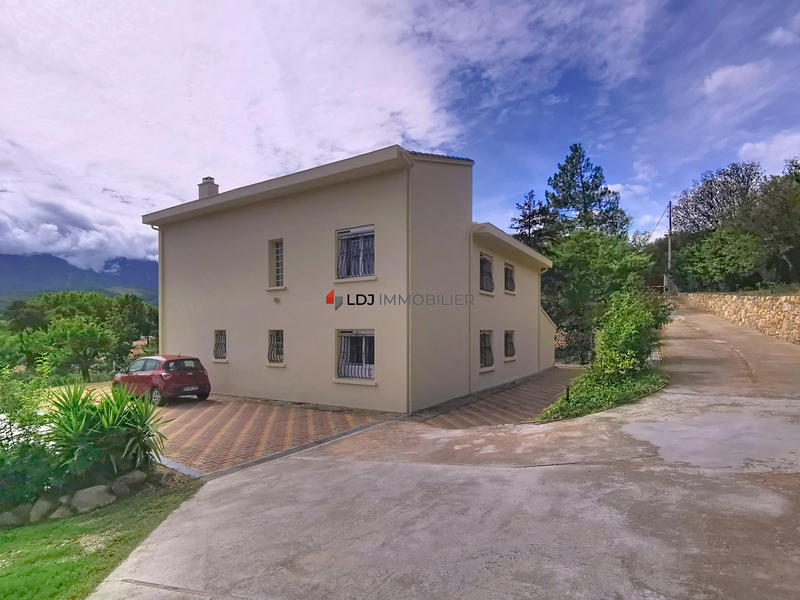 Maison traditionnelle - 248 m² - 7 pièces