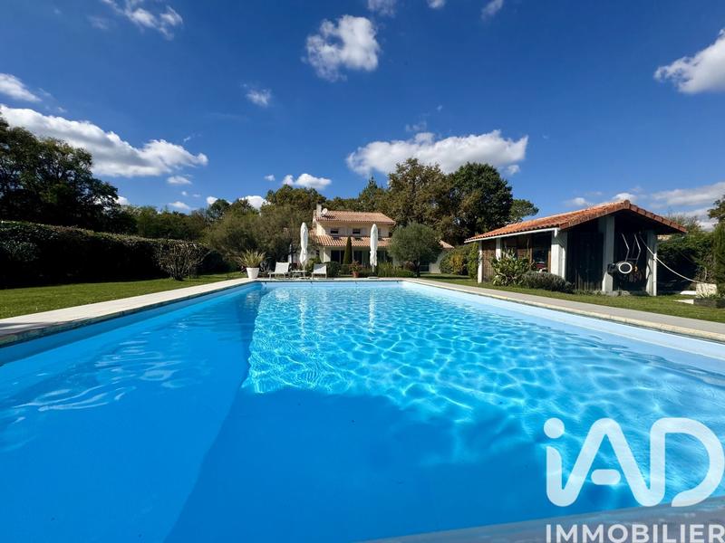 Maison - 200 m² - 7 pièces