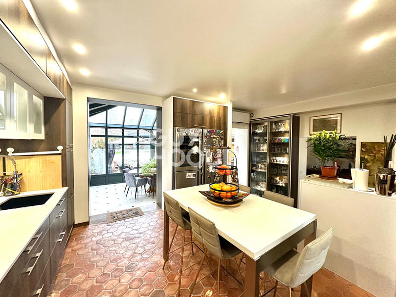 Maison - 202 m² - 9 pièces