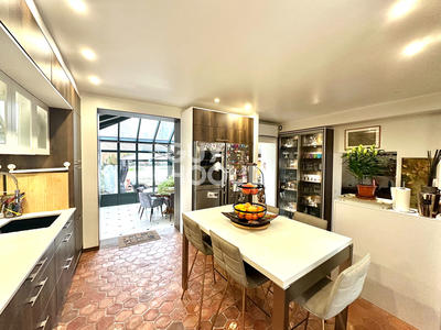 Maison - 202 m² - 9 pièces