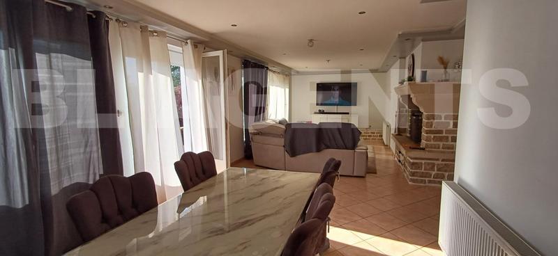 Maison traditionnelle - 249 m² - 11 pièces