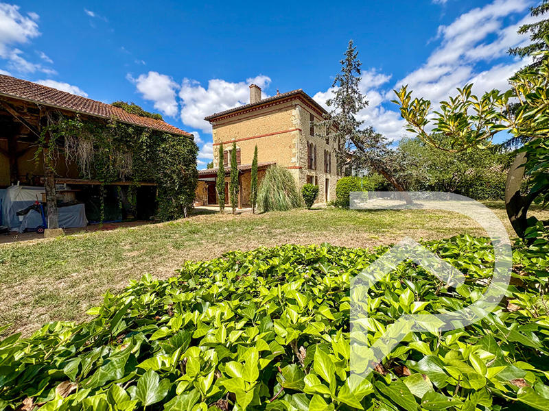 Maison - 240 m² - 6 pièces