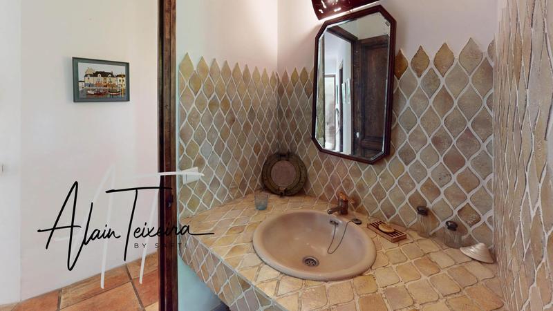 Maison - 220 m² - 8 pièces