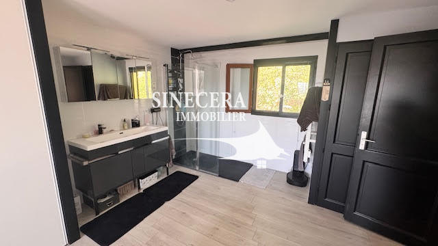 Villa - 198 m² - 10 pièces