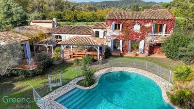 Villa - 215 m² - 10 pièces